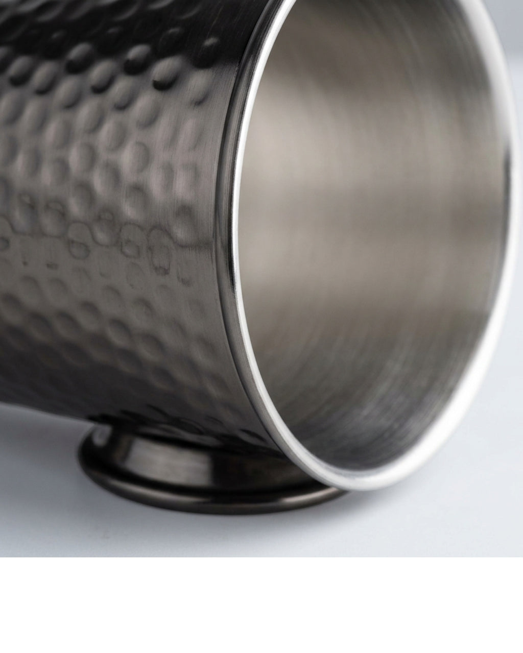 Munio Single-Wall Stainless Steel Beer Cup 20 fl oz Gunmetal Hammered Finish - Detail view