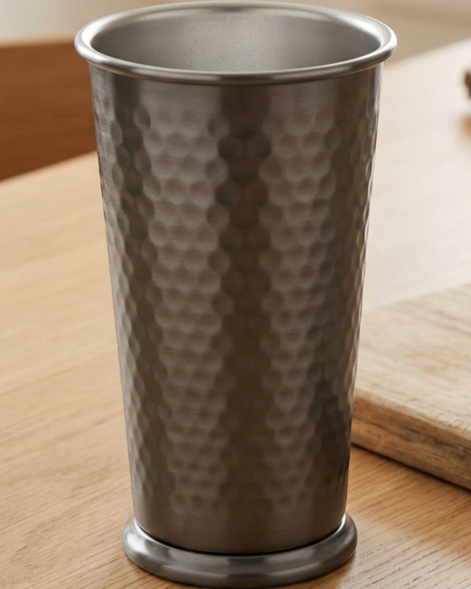 Munio Single-Wall Stainless Steel Beer Cup 20 fl oz Gunmetal Hammered Finish - Lifestyle view